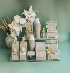 kit de banheiro decorado com produtos de higiene e flores para casamento