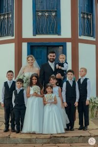 crianças entrando na cerimônia de casamento como daminha e pajem