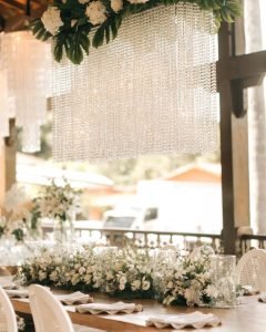 Mesa posta ao ar livre para recepção de casamento em BH