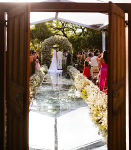 Noivos celebrando casamento ao ar livre em BH
