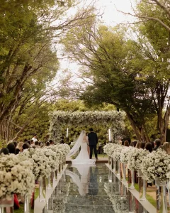 Casamento sob árvores com iluminação natural em BH