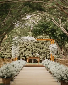 Casamento com altar de madeira ao ar livre em BH