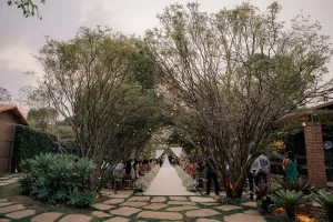 Ambiente externo decorado com flores e luzes em BH