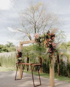 Mesa de cerimônia com flores naturais no campo em BH