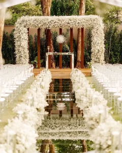 Altar decorado com folhagens para casamento ao ar livre em BH