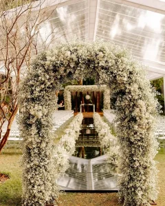 Casamento com tenda transparente ao ar livre em BH