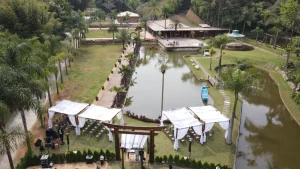 Vista aérea de casamento ao ar livre em BH