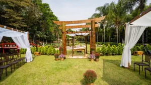 Casamento em jardim florido ao ar livre em Belo Horizonte