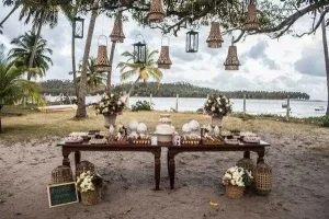 decoração simples de destination wedding na praia