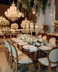 Decoração com lustres de cristal em casamento luxuoso