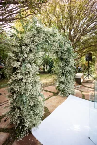 Arco de flores brancas e folhagens no casamento de Telma e Leandro no Espaço Provincia