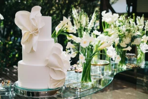 Mesas decoradas com arranjos de flores brancas