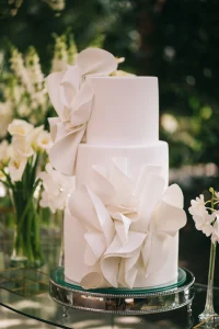 Bolo de casamento branco moderno com flores estilizadas
