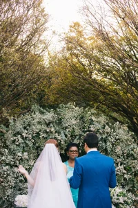 Decoração moderna e clássica para casamento no jardim