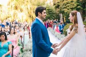 Decoração branca e verde para casamento moderno
