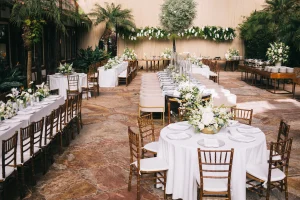 Mesa de recepção elegante com arranjos brancos no Espaço Provincia