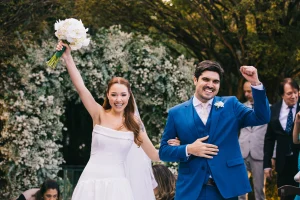 Noiva Telma e noivo Leandro celebrando casamento no Espaço Província