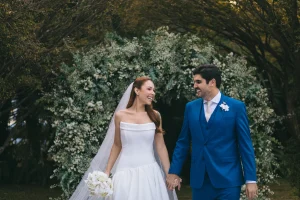 Arco floral com mosquitinho e folhagens na cerimônia