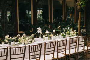 Detalhes da mesa decorada com cristais e flores