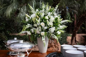 Arranjo sofisticado de flores brancas e verdes na recepção de casamento