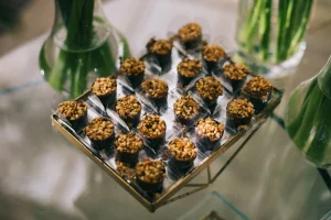Mesa de doces decorada com flores brancas no casamento Telma e Leandro