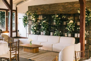 Arranjos florais delicados com folhagens verdes