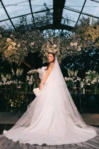 Noiva Telma com vestido clássico rodado e renda no Espaço Província