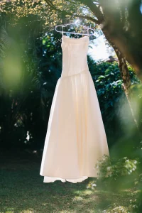 Detalhes do vestido de noiva clássico e romântico