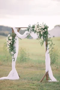 arco ao ar livre para casamento elegante e minimalista