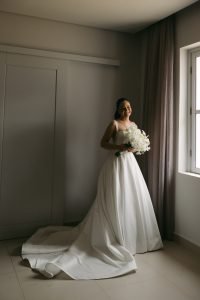 Noiva no casamento em hotel luxuoso com vestido minimalista
