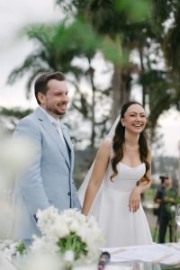 Noivos em casamento de luxo em hotel