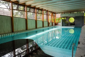 piscina no resort em Inhotim