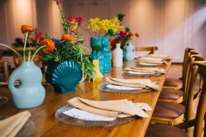 mesa de casamento com flores coloridas e decoração moderna