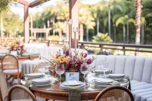 detalhes de mesa posta com cores intensas e alegres