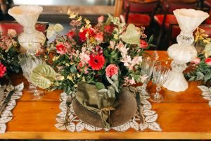 inspiração para casamento colorido com paleta vibrante