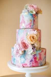 bolo com detalhes de flores