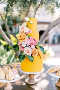 bolo de casamento com tons coloridos e modernos
