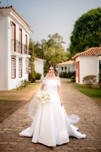 Noiva em hotel ao ar livre