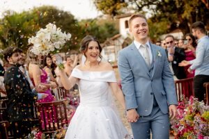 Saída dos noivos em casamento no Ville Real Hotel