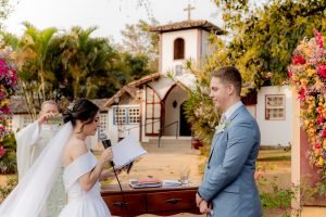 Cerimônia de casamento ao ar livre em hotel