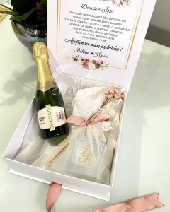 caixa para padrinhos de casamento com lembrança simples e elegante