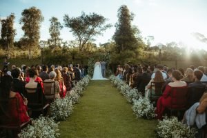 convidados na cerimônia de casamento em ambiente elegante