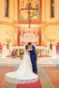 Casal assinando termo de casamento religioso com efeito civil