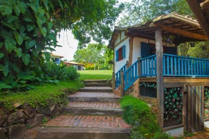 Decoração colonial mineira com mobiliário rústico para evento em fazenda