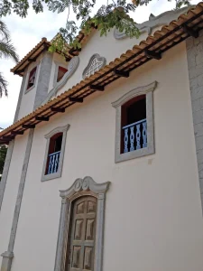 Cerimônia ao ar livre no jardim do Hotel Fazenda Boa Esperança com natureza mineira