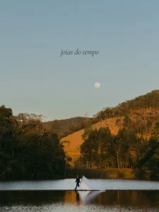 Ensaio pré-wedding entre montanhas e lagos de Minas Gerais