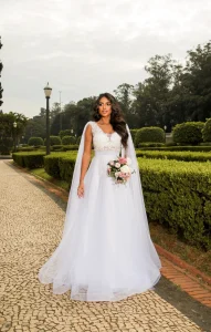 detalhes delicados da capa em vestido de noiva sofisticado
