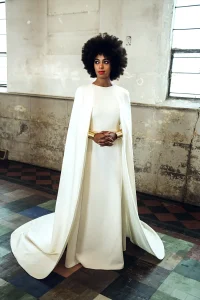 noiva usando traje com capa em casamento