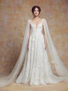 vestido de noiva com capa longa e elegante em cerimônia sofisticada