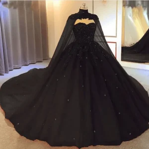 vestido de noiva com capa preta em proposta fashionista moderna